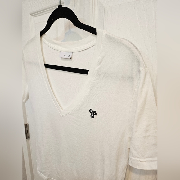 Aritzia TNA Basic White V Neck Tshirt - Picture 4 of 11